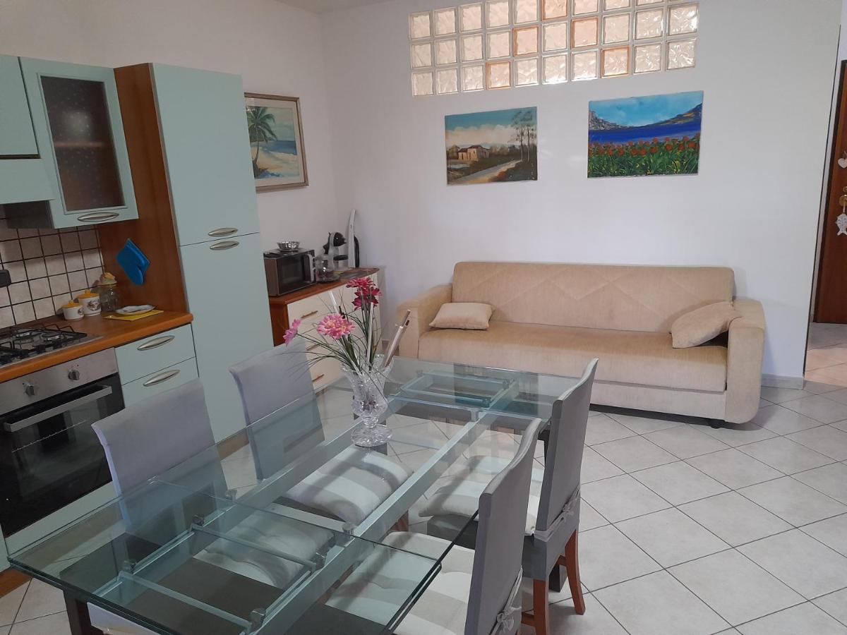 Casa Con Veranda In Centro - Comodo Parcheggio E Garage Incluso Латина Экстерьер фото