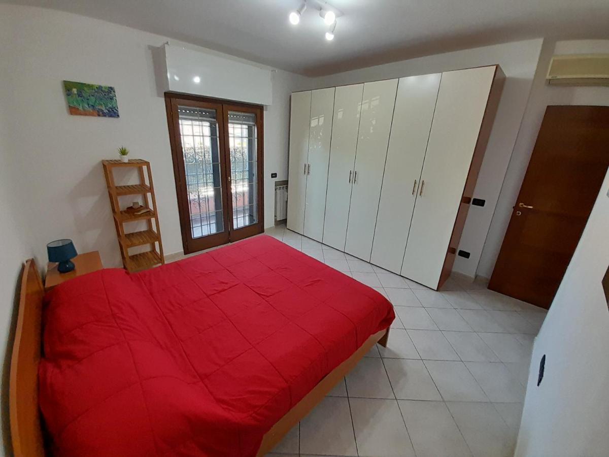 Casa Con Veranda In Centro - Comodo Parcheggio E Garage Incluso Латина Экстерьер фото