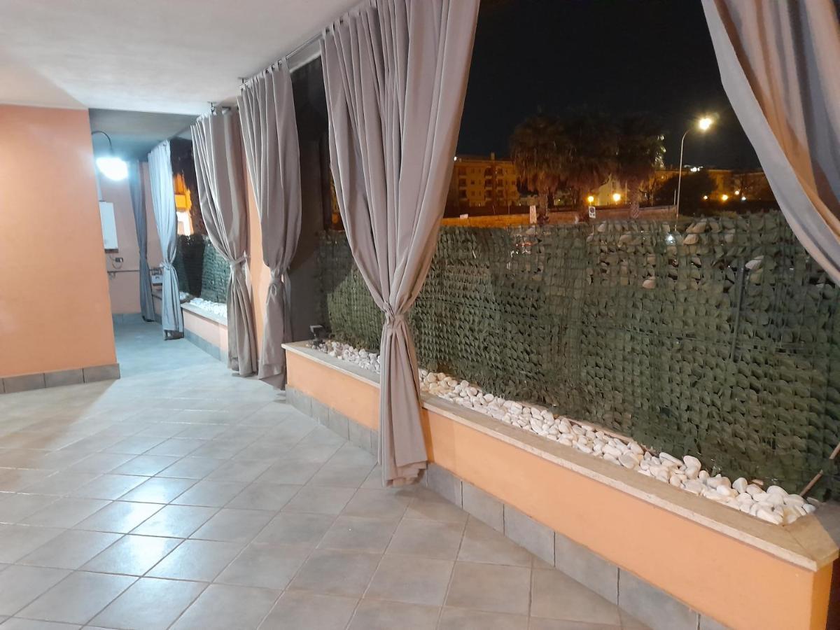 Casa Con Veranda In Centro - Comodo Parcheggio E Garage Incluso Латина Экстерьер фото