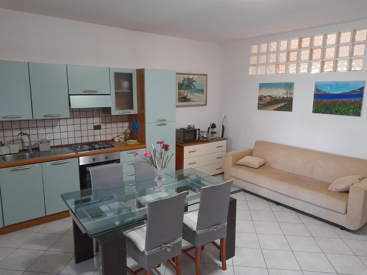 Casa Con Veranda In Centro - Comodo Parcheggio E Garage Incluso Латина Экстерьер фото
