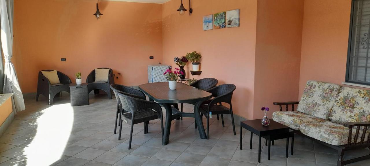 Casa Con Veranda In Centro - Comodo Parcheggio E Garage Incluso Латина Экстерьер фото